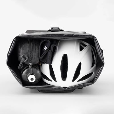 4. Sakwa rowerowa Rockbros z funkcją plecaka, wodoodporna, z zaczepem na kask 18l - czarna