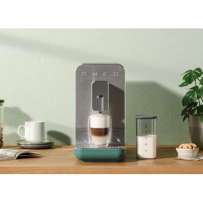 37. Ekspres do kawy SMEG BCC13EGMEU