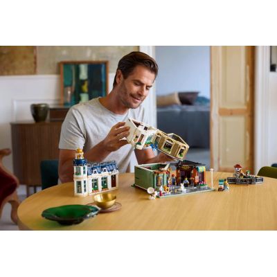 16. LEGO Icons 11371 - Ulica handlowa