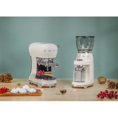 4. SMEG Ekspres do kawy (ECF02CREU) creme