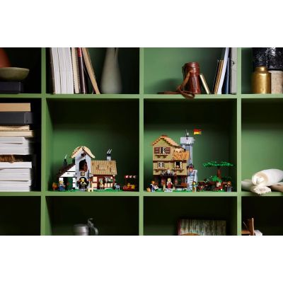 8. LEGO Icons 10332 Średniowieczny plac miejski