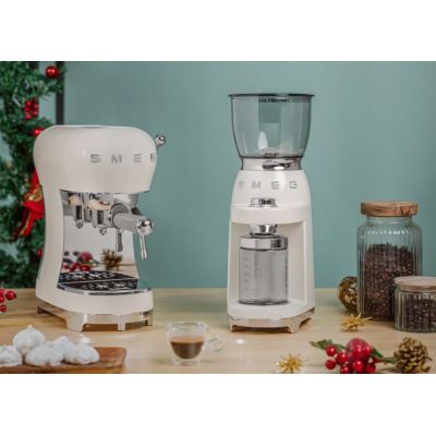 3. SMEG Ekspres do kawy (ECF02CREU) creme