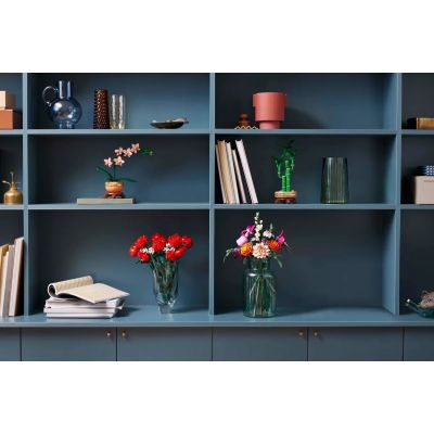 11. LEGO ICONS 10342 Botanicals - Piękny bukiet różowych kwiatów