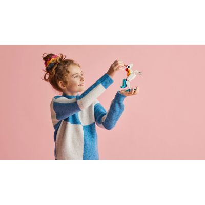 8. LEGO Creator 31140 Magiczny jednorożec