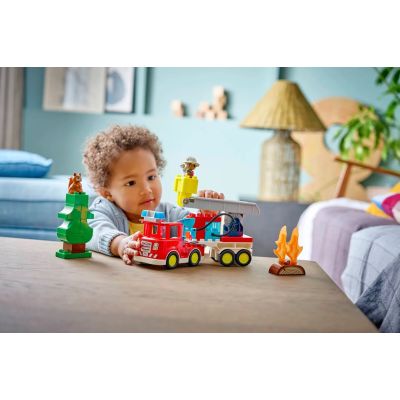 8. LEGO DUPLO TOWN 10473 Wóz strażacki z wężem i strażakiem