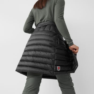 4. Spódnica trekkingowa damska Fjällräven Expedition Pack Down Skirt Black puchowa czarna (F86367-550)