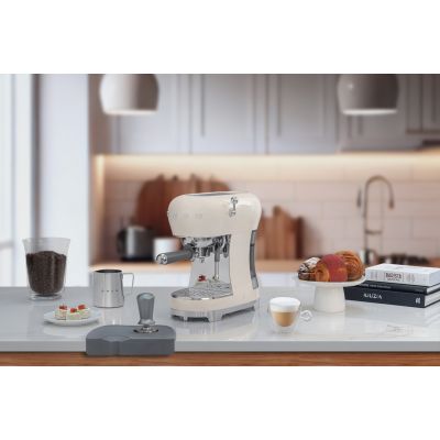 7. SMEG Ekspres do kawy (ECF02CREU) creme
