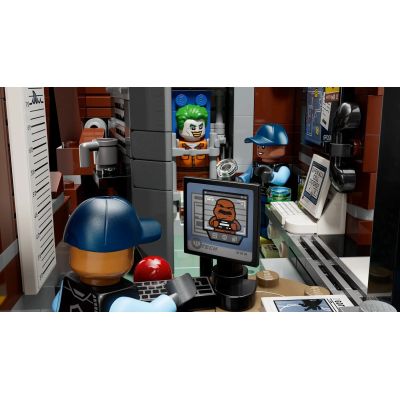 9. LEGO DC Super Heroes 76300 Arkham Asylum
