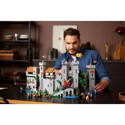 6. LEGO Icons 10305 - Zamek rycerzy herbu Lew