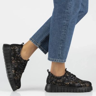 7. Skórzane półbuty na platformie w kwiaty czarne DP6846 Filippo