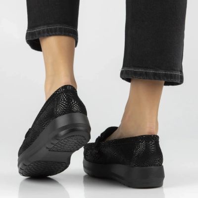 6. Skórzane półbuty damskie mokasyny na platformie czarne Filippo  DP7652