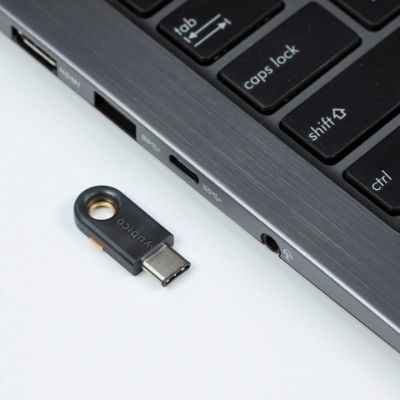 6. Klucz Sprzętowy Yubico YubiKey 5C U2F FIDO