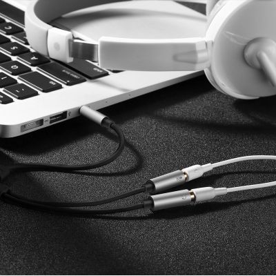 3. Ugreen kabel przewód rozdzielacz słuchawkowy 3,5 mm mini jack AUX mikrofon 20cm (mikrofon + wyjście stereo) srebrny (30619)