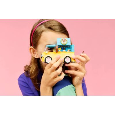 9. LEGO Friends 42678 Furgonetka z akcesoriami dla zwierząt