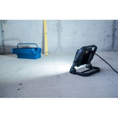 9. Mobilny reflektor LED Brennenstuhl JARO 14060 M