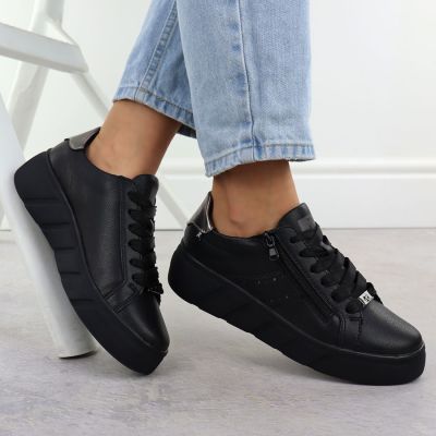 5. Skórzane półbuty damskie na platformie czarne Rieker W2605-02