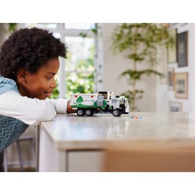 9. LEGO TECHNIC 42167 Śmieciarka Mack® LR Electric