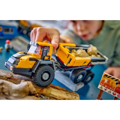10. LEGO City 60494 - Wywrotka i ładowarka czołowa