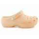 6. Klapki Crocs Classic Platform Pearl Clog W 211231-78Z