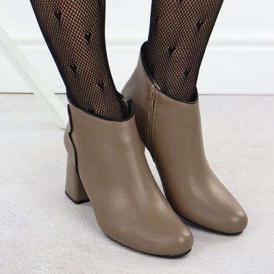 7. Skórzane eleganckie botki na słupku beżowe Jezzi OLI21-2