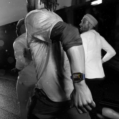 3. Apple Watch Ultra 2 GPS + Cellular 49mm tytanowa koperta z czarnym tytanowym paskiem Milanese - M