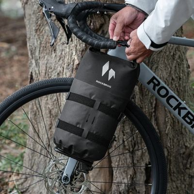8. Torba na widelec Rockbros AS-156 7l wodoodporna sakwa - czarna