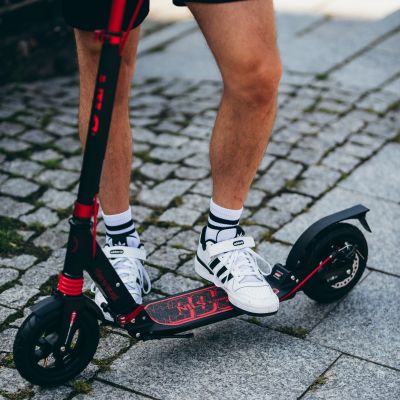 4. HM209T BLACK-RED hulajnoga z hamulcem tarczowym NILS EXTREME