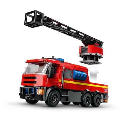 15. LEGO City 60414 Remiza strażacka z wozem strażackim