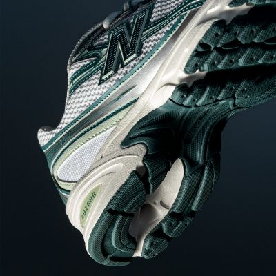 10. Buty New Balance U740GR2