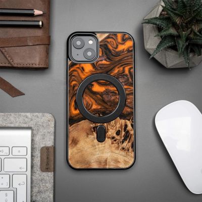 3. Etui Bewood Unique MagSafe Orange z drewna i żywicy na iPhone 15 Plus - pomarańczowo-czarne