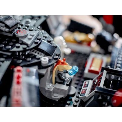 7. LEGO Star Wars 75389 Mroczny Sokół Millennium