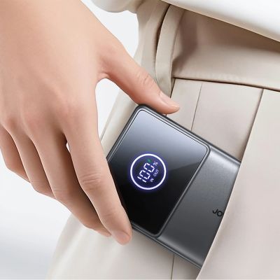 4. Powerbank Joyroom JR-PR1 10000mAh 22,5W z wbudowanym zwijanym kablem USB-C - czarny