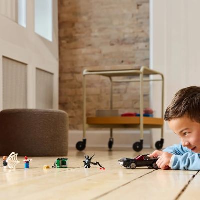 8. LEGO MARVEL SUPER HEROES 76309 Spider-Man kontra muscle car Venoma