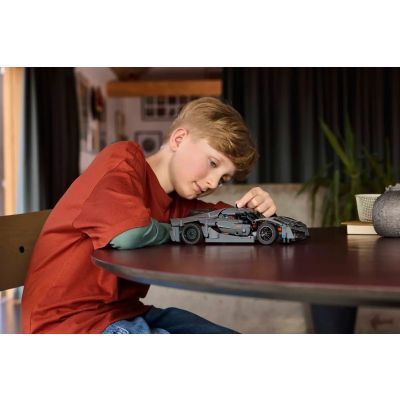 10. LEGO Technic 42173 Szary hipersamochód Koenigsegg Jesko Absolut