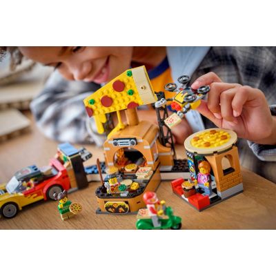 11. LEGO City 60496 - Dostawa pizzy z pojazdami