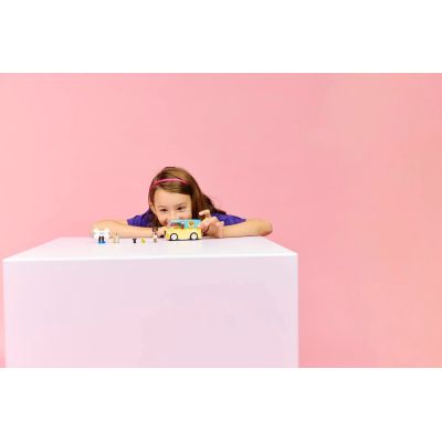 8. LEGO Friends 42678 Furgonetka z akcesoriami dla zwierząt