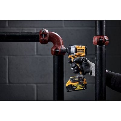 2. DeWALT DCF922P2T-QW klucz zasilany 2500 RPM 610 N·m