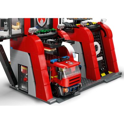 16. LEGO City 60414 Remiza strażacka z wozem strażackim