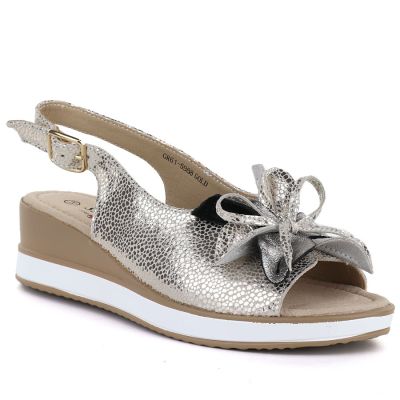 Skórzane sandały damskie z kwiatem złote S.Barski 5988