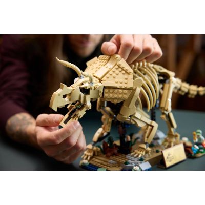 12. LEGO Jurassic World 77985 - Szkielety dinozaurów: Triceratops