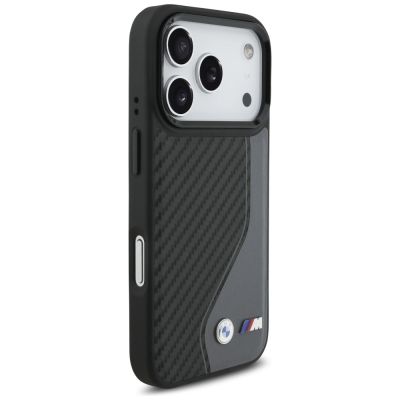 4. Etui BMW M Carbon Logo MagSafe na iPhone 17 Pro - grafitowe
