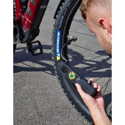 6. POMPKA KOMPRESOR TURYSTYCZNY NA AKUMULATOR MICHELIN