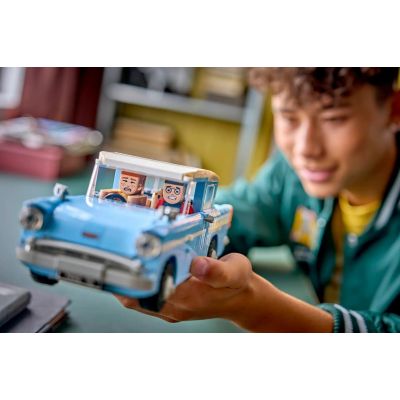 9. LEGO Harry Potter 76470 Latający Ford Anglia