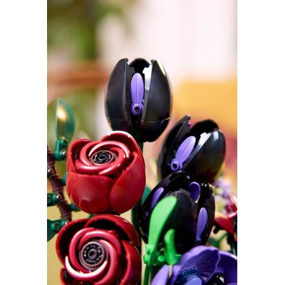 8. LEGO Botanical Collection 11513 - Kompozycja z ciemnych kwiatów