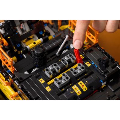 7. LEGO Technic 42215 Koparka Volvo EC500 Hybrid