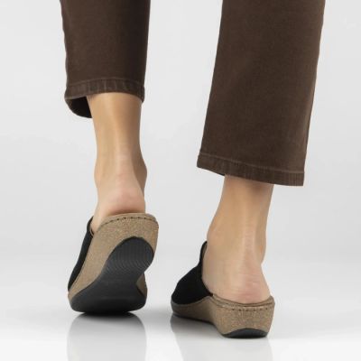 6. Skórzane klapki na koturnie czarne Filippo DK7567