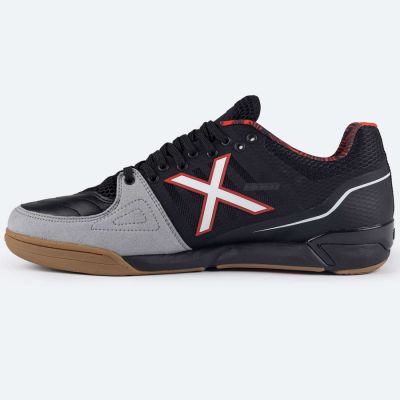 5. Buty piłkarskie Munich Prisma 40 IN M 3116040