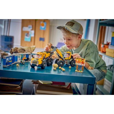 9. LEGO City 60494 - Wywrotka i ładowarka czołowa