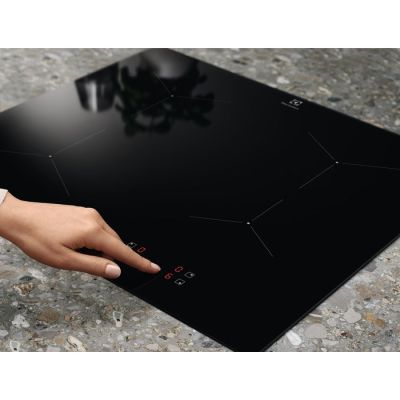 8. Płyta indukcyjna ELECTROLUX LIL61424C z wtyczką do gniazdka 230V