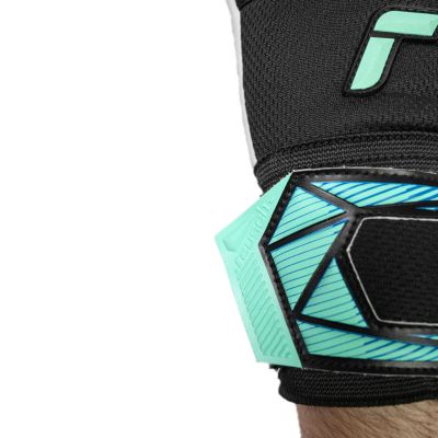 7. Rękawice bramkarskie Reusch Attrakt RE:GRIP NC czarno-niebieskie 5670535 7272